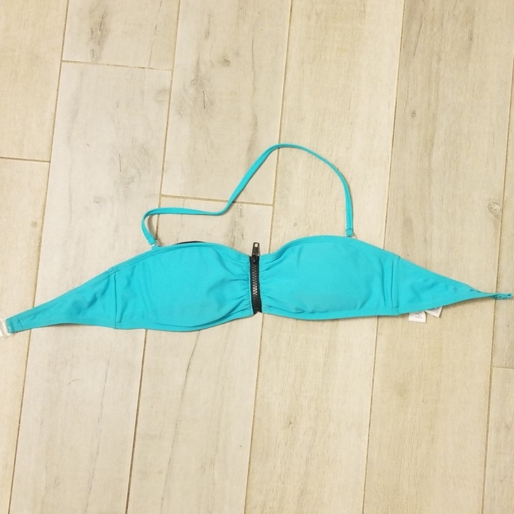Bikini top with zipper